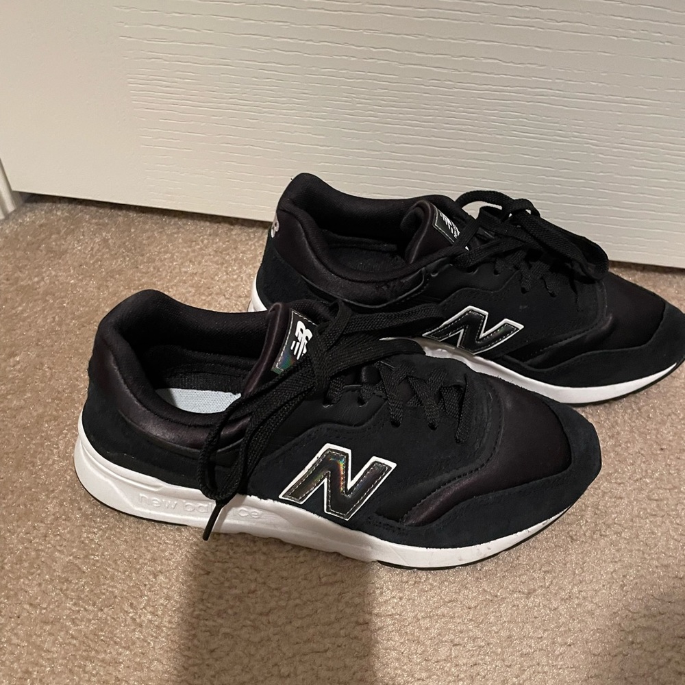 New Balance Womens Athletic shoe Black size 6